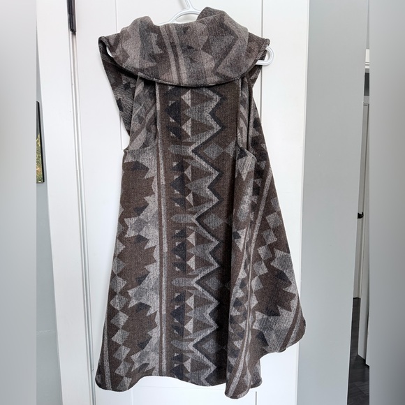 Structure Geometric Patterned Cape - Gray and Black - Picture 3 of 4